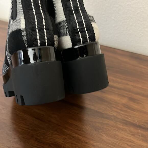 New DKNY Bax Chelsea Black Bootie Wedge Faux Fur Almond Toe Plaid Print academia - Picture 12 of 12